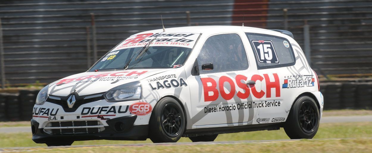 JUAN CONDE SE SUBE A UN RENAULT CLIO