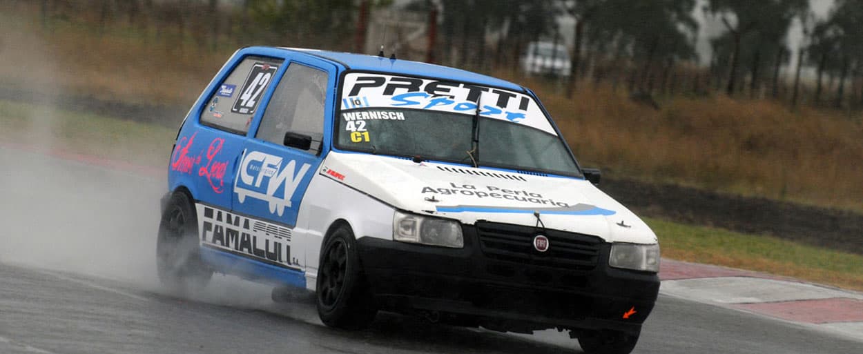 FACUNDO WERNISCH ENTRE DOS AUTOS