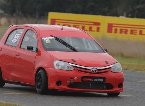 SEBASTIÁN SIGNORE SE SUBE A UN TOYOTA ETIOS