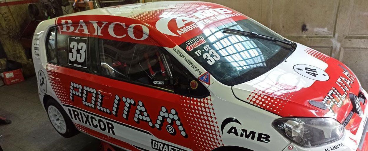 CLAUDIO CRUZADO SE SUBE A UN VW UP