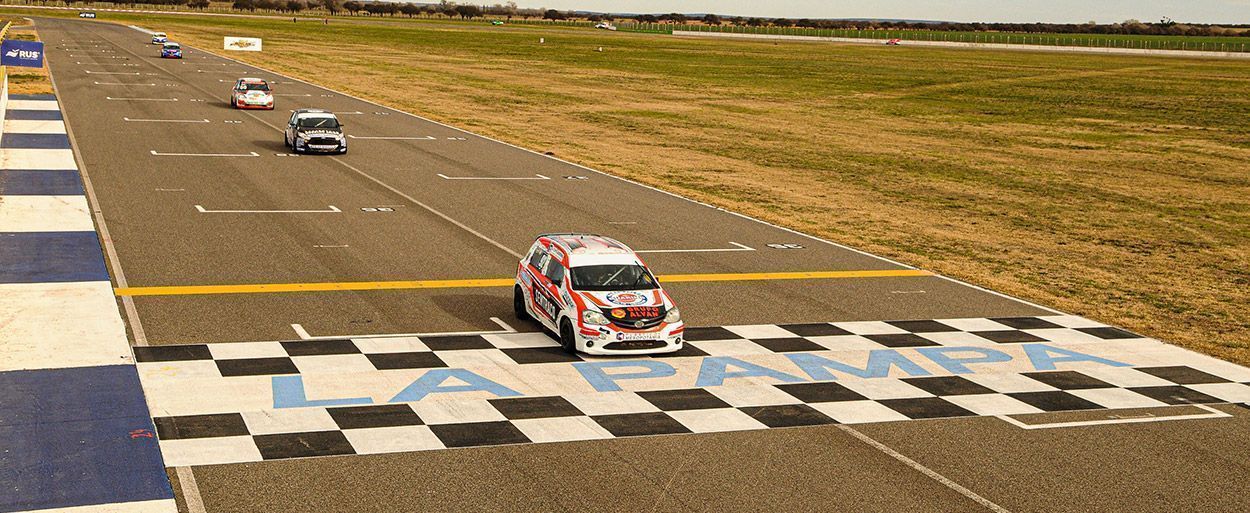 EL TURISMO PISTA COMENZÓ A GIRAR EN LA PAMPA