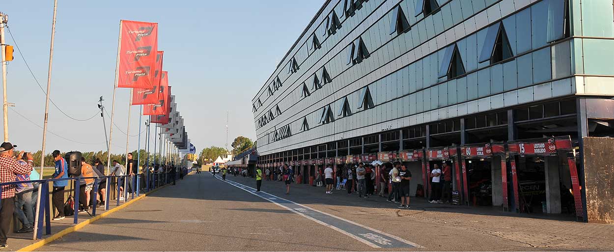 LA CARRERA DE LOS 300 PILOTOS INICIÓ CON SU SÁBADO EN LA PLATA